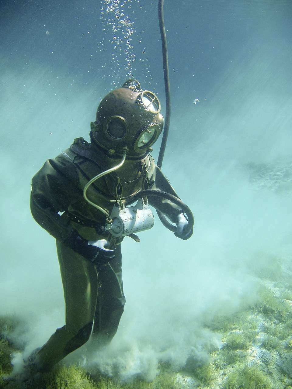 underwater, diver, helmet diver-378216.jpg